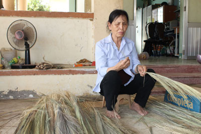 : 60 tuổi, bà Nguyễn Thị Hoa vẫn cần mẫn làm việc.