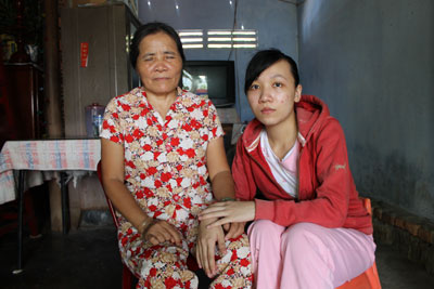 Bà Huỳnh Thị Hoan đã vất vả nuôi con gái trưởng thành.