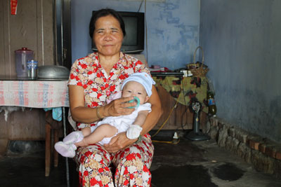 Bà Huỳnh Thị Hoan hạnh phúc bên cháu ngoại.