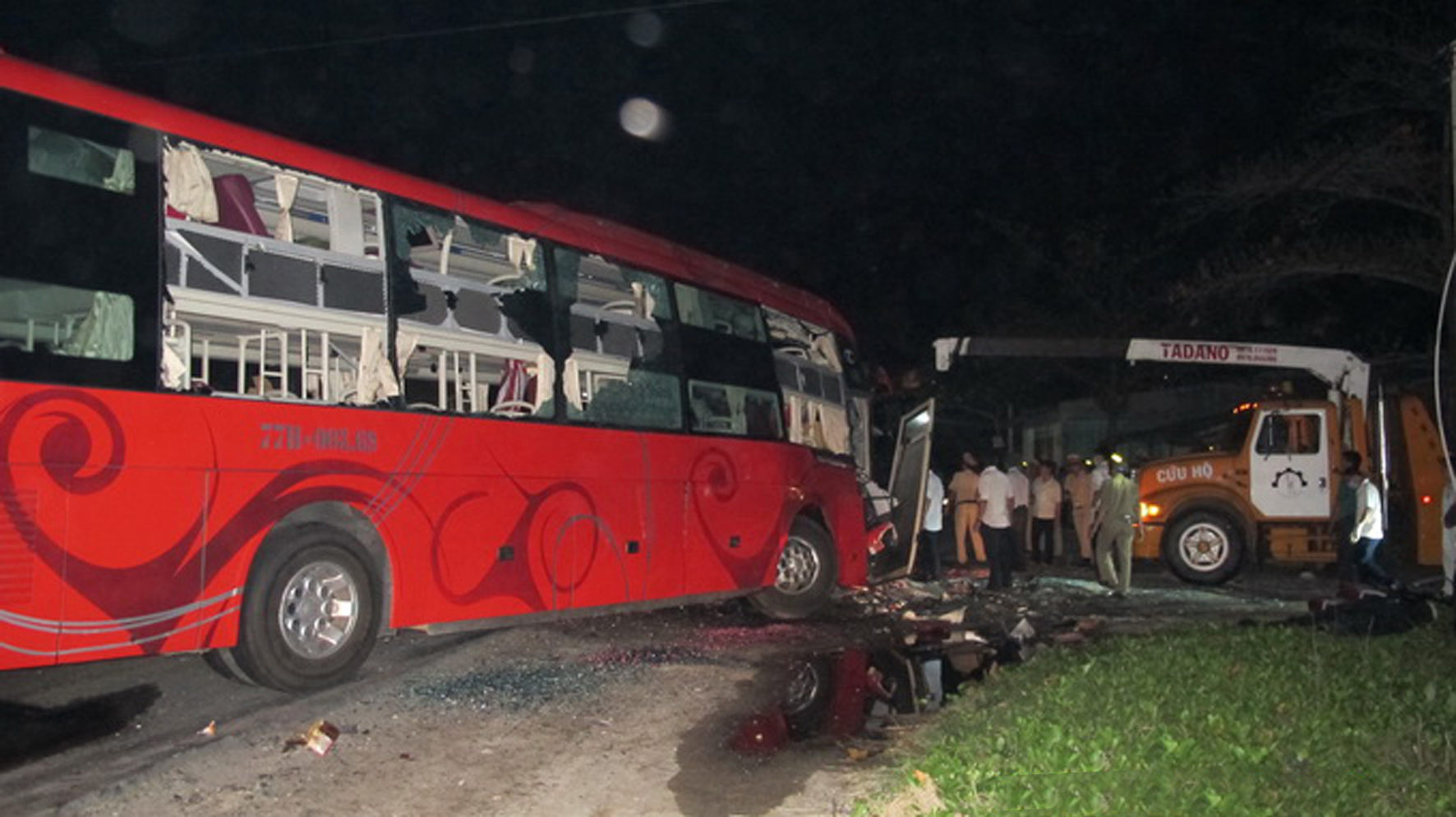 Hiện trường vụ tai nạn đặc biệt nghiêm trọng tại Khánh Hòa vừa qua khiến 12 người chết.