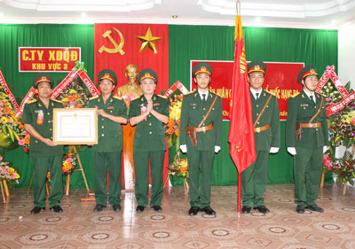 Thừa ủy nhiệm của Chủ tịch nước, Đại tá Dư Cao Sơn - Phó Tổng Giám đốc Tổng Công ty Xuất nhập khẩu tổng hợp Vạn Xuân, Bí thư Đảng ủy Tổng Công ty Xăng dầu Quân đội trao Huân chương Bảo vệ Tổ quốc hạng Ba cho Công ty Xăng dầu Quân đội Khu vực 3.