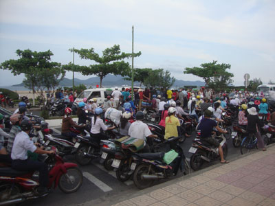 Không nên tụ tập khi có tai nạn giao thông