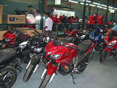 Nhập khẩu ô tô xe máy giảm mạnh