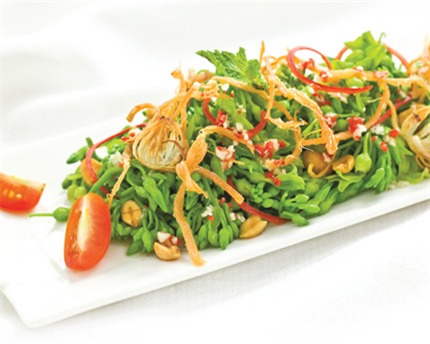 Món ăn: Lạ miệng hoa thiên lý trộn mực xé