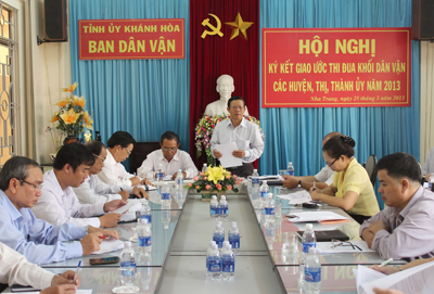 Ký kết giao ước thi đua công tác dân vận khối các huyện, thị, thành ủy năm 2013