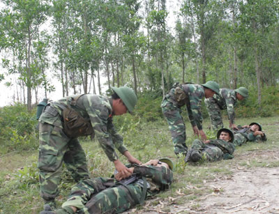  Lăn phải, lăn trái tránh làn hỏa lực địch.