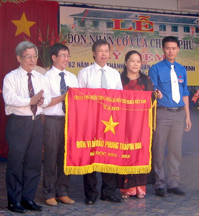 Nhận Cờ thi đua của Chính phủ