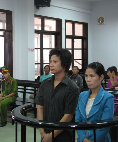 Bán ma túy, hai vợ chồng dắt nhau vào tù