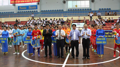 16 đội bóng tranh tài