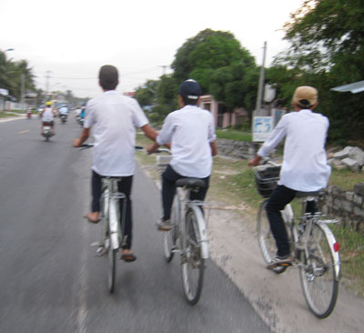 Không nên đi hàng ba