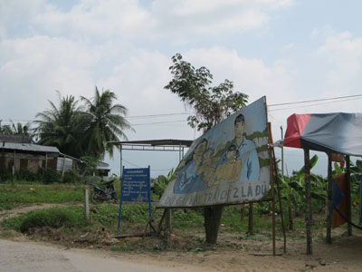 Sớm khắc phục bảng tuyên truyền bị hỏng