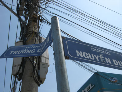 Biển tên đường bị cong