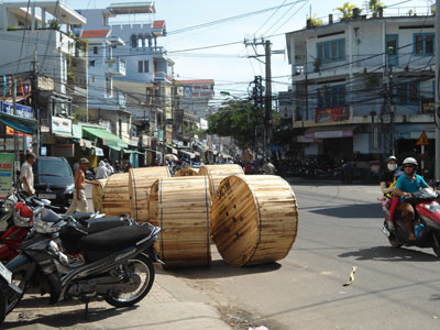 Bốc dỡ hàng giữa đường