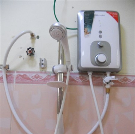 Với bình đun trực tiếp, nước được làm nóng trực tiếp qua bình trong thời gian ngắn. Cần có dây nối đất (trong ống màu xanh) để đảm bảo an toàn.