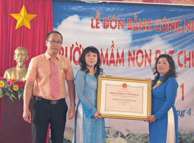 Đón nhận bằng công nhận  trường chuẩn quốc gia