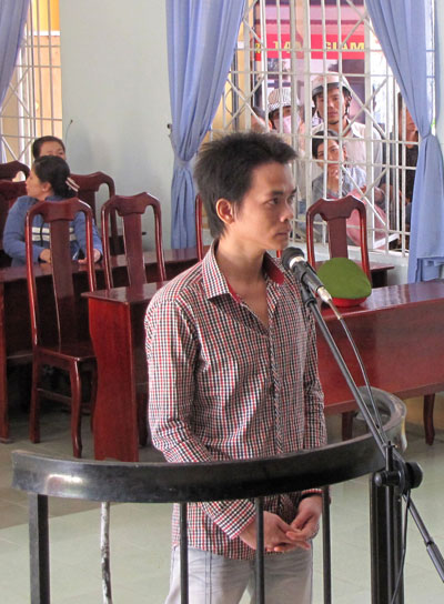 Phạt tù đối tượng chém người rồi bỏ trốn