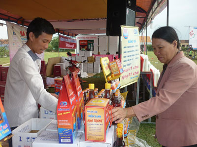  Người dân nông thôn, miền núi ưa chuộng hàng tốt, giá rẻ. (Trong ảnh: Phiên chợ hàng Việt tổ chức tại thị xã Ninh Hòa vào tháng 1-2013).