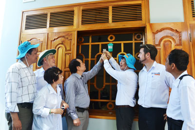Thả lăng quăng muỗi phòng bệnh sốt xuất huyết tại đảo Trí Nguyên