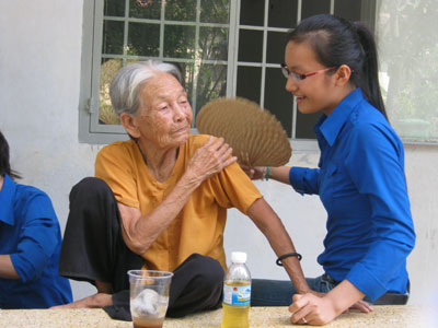  Sinh viên Trường Cao đẳng Y tế tham gia “Ngày Chủ nhật vì cộng đồng” tại Trung tâm Bảo trợ xã hội tỉnh.