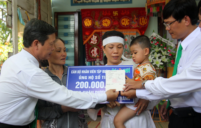 Trao sổ tiết kiệm 200 triệu đồng cho con trai nạn nhân