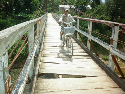 Cầu ván treo bị hư hỏng