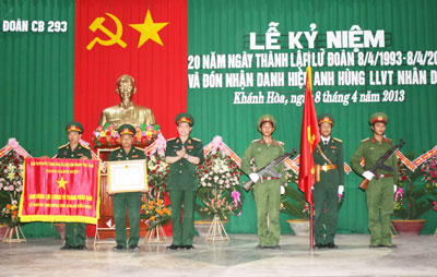 Đón nhận danh hiệu Anh hùng Lực lượng vũ trang nhân dân