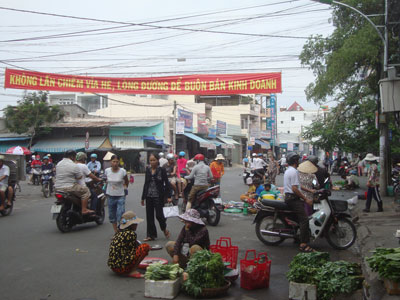 Chấn chỉnh việc họp chợ dưới lòng đường