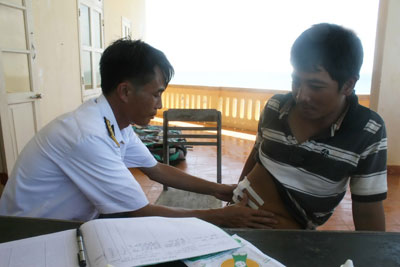 Giữa trùng khơi vẫn sáng những tấm lòng quân y