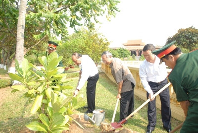 Phó Thủ tướng Nguyễn Xuân Phúc trồng cây bàng vuông được mang từ Quần đảo Trường Sa về trồng tại Bộ Tư lệnh Quân khu 5. Ảnh VGP/Lê Sơn