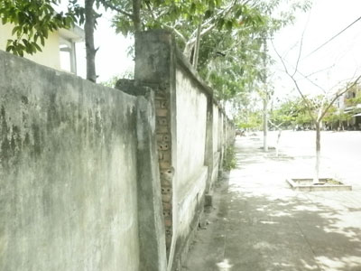 Sớm sửa chữa bức tường bị xuống cấp