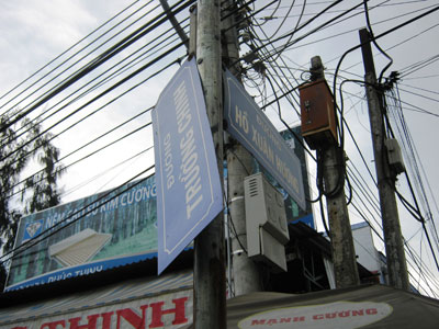 Biển tên đường bị gãy