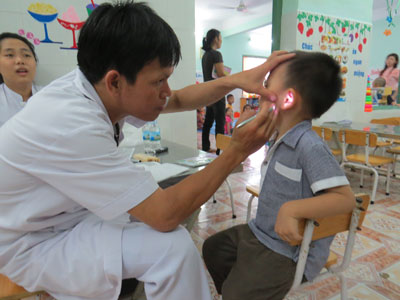 Khám sức khỏe miễn phí cho 400 trẻ em