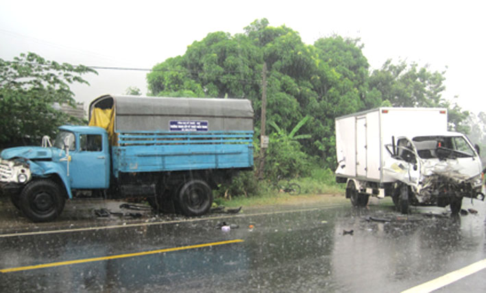 Ô tô tông nhau, 2 người bị thương nặng