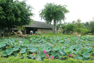 Bước chân vào I-resort như bước vào một làng quê Việt Nam yên bình với các khu nhà lợp tranh, cây cối xanh tươi, hồ hoa sen thơ mộng…