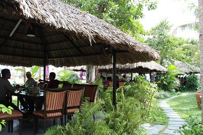 Champa Garden có không gian xanh tươi với các chòi tranh nằm bên bờ sông Cái mát mẻ.