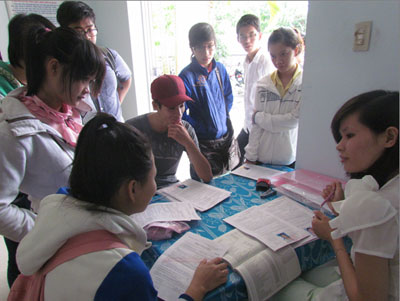 Cần đồng hành với học sinh nghèo đi thi đại học xa nhà