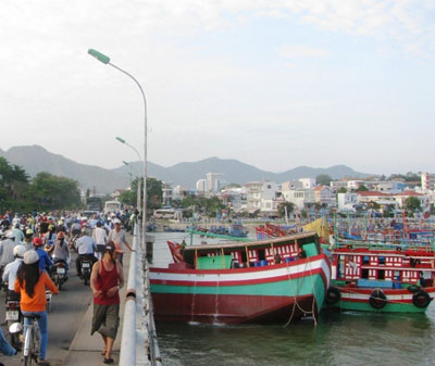 Tàu 1.000CV mới đóng bị mắc gầm cầu