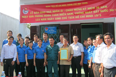 Bàn giao nhà nhân ái tại xã Vĩnh Hiệp