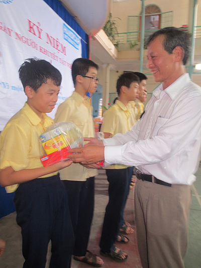 Tặng 160 suất quà cho trẻ em khuyết tật