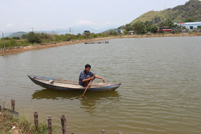 Anh Nguyễn Thành Phong bên đìa tôm vừa bị dịch.