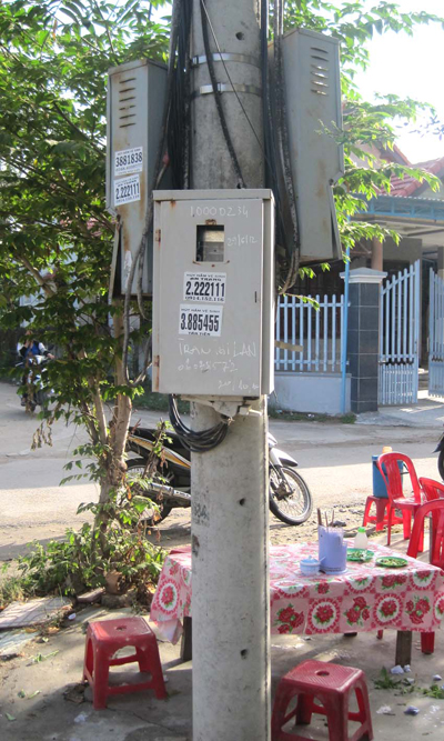 Đồng hồ và cầu dao điện sát mặt đất