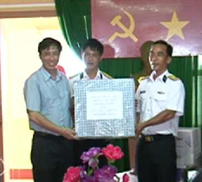 Thăm điểm A đảo Đá Tây và khu dịch vụ hậu cần huyện Trường Sa