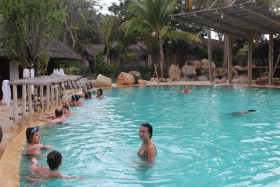   Du khách ngâm khoáng tại hồ bơi của I-resort.