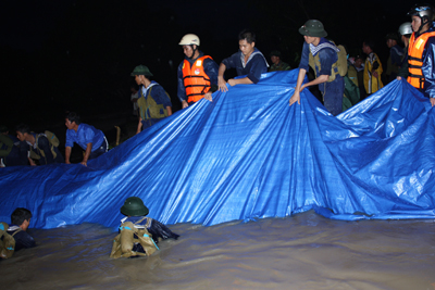 Cán bộ, chiến sĩ Lữ đoàn 101 giúp nhân dân xã Cam Thành Bắc chống lũ năm 2011. (Ảnh do đơn vị cung cấp).