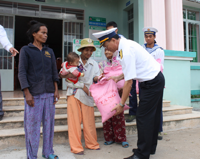 Đại diện Lữ đoàn 101 tặng gạo cho các hộ nghèo thuộc xã Sơn Tân.