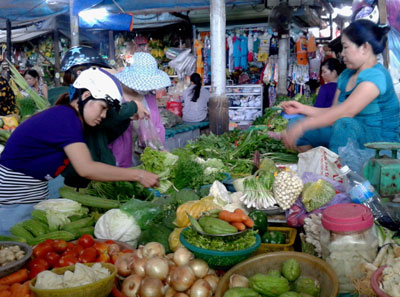 Giá nhiều loại rau, củ, quả tăng gấp đôi ngày thường. (Ảnh chụp tại chợ Bình Tân, Nha Trang)