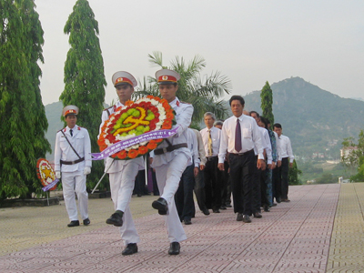 Viếng Nghĩa trang liệt sĩ Hòn Dung và dâng hương tại điện thờ tháp Trầm Hương