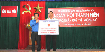 Trao tặng 3.000 lá cờ Tổ quốc cho Trường Sa