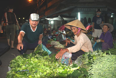 Tỉ mỉ lựa chọn từng mớ rau ngon nhất.