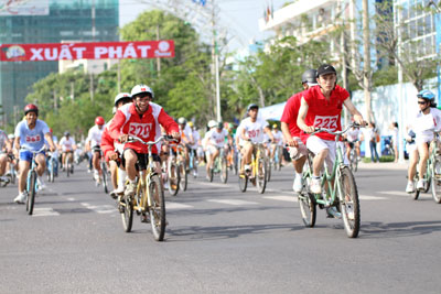  Các vận động viên tranh tài sôi nổi.